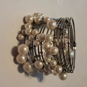 Ladies Chunky Style bracelet‎ With White Beads